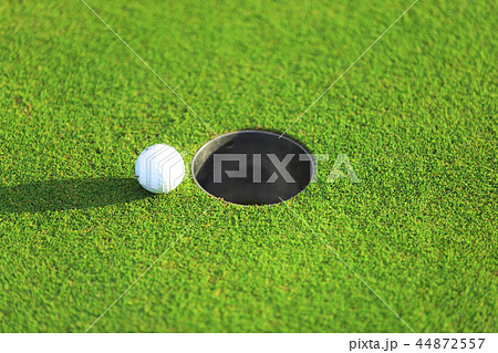 カップとゴルフボール 44872557