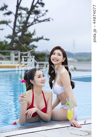 Summer Vacation of beautiful women,having fun in the water 207 44874077