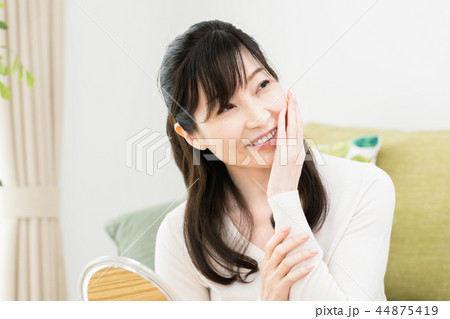 肌の調子を確かめる女性 44875419