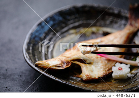 干したカレイを焼いたもの 44876271