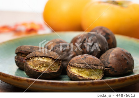 焼き栗と柿 焼き栗と柿 44876612