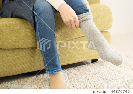 厚手の靴下を履く女性 厚手の靴下を履く女性 44876749