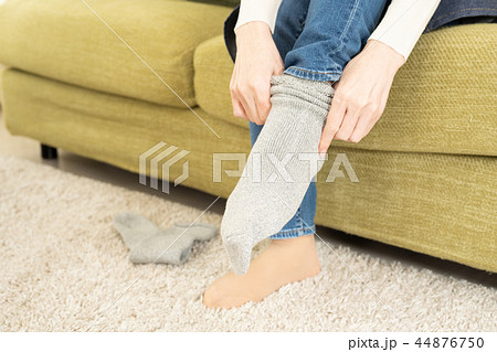 厚手の靴下を履く女性 厚手の靴下を履く女性 44876750