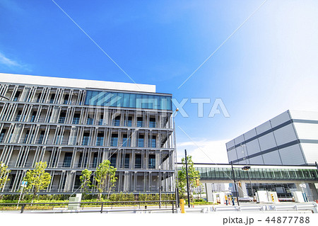 新築のオフィスビルのある都市風景 44877788