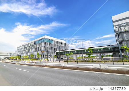 新築のオフィスビルのある都市風景 44877789