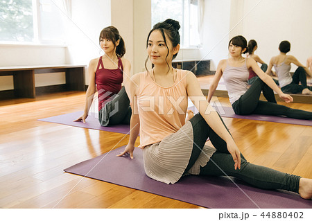 ヨガインストラクターと生徒の若い日本人女性の写真素材