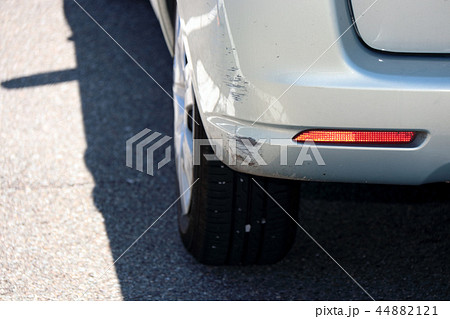 車　事故　傷　へこみ 44882121