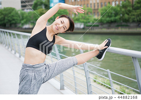 ストレッチをする女性 44882168