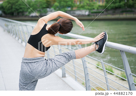ストレッチをする女性 44882170