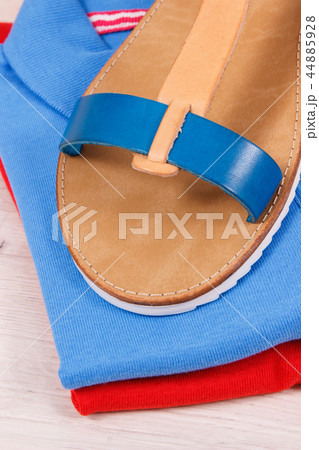Comfortable leather sandals and cotton shirts 44885928
