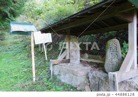 信州松本の文化財　刈谷原町の庚申塔　善光寺街道刈谷原宿で旅人の安全を見守る 44886128