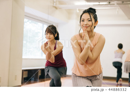 ヨガレッスン 若い日本人女性 44886332