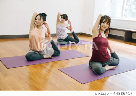 ヨガをする若い日本人女性 ハトのポーズ ヨガをする若い日本人女性 ハトのポーズ 44886417