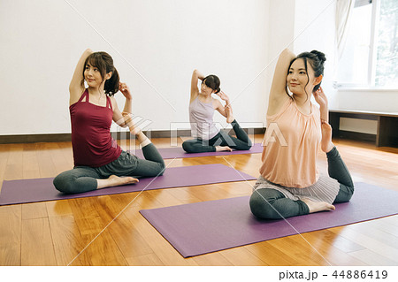 ヨガをする若い日本人女性 ハトのポーズ 44886419