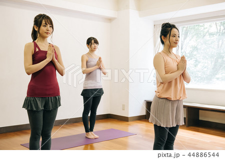 ヨガレッスン 若い日本人女性 ヨガレッスン 若い日本人女性 44886544