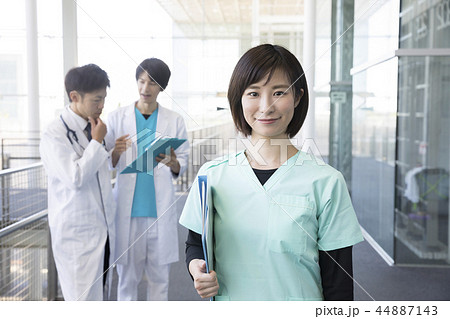 医者　看護士　病院　医療イメージ 44887143