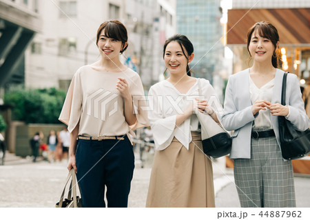 ショッピングをする女友達 若い日本人女性 ショッピングをする女友達 若い日本人女性 44887962