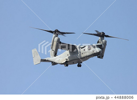快晴の青空を飛行する、災害派遣にも出動する在日米海兵隊の艦載機MV-22Bオスプレー輸送機 44888006