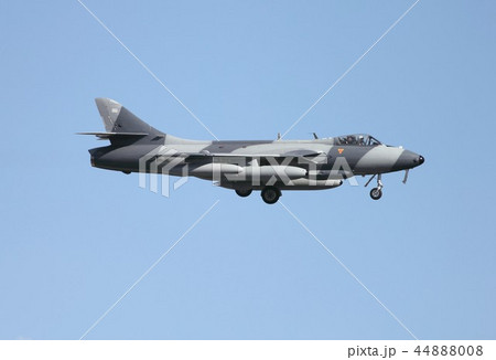 快晴の青空を飛行する仮想敵機、元スイス空軍のハンター戦闘機 44888008