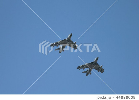快晴の青空を編隊飛行する元スイス空軍のハンター戦闘機 快晴の青空を編隊飛行する元スイス空軍のハンター戦闘機 44888009