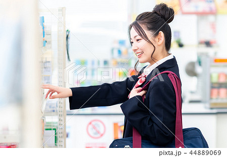 コンビニ（女子高生） 44889069