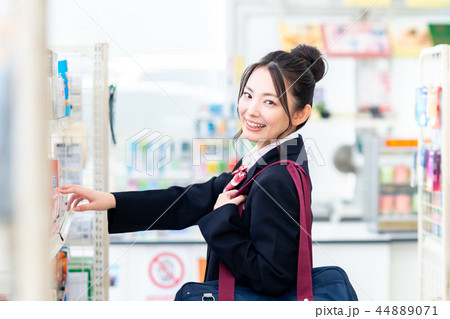 コンビニ（女子高生） 44889071