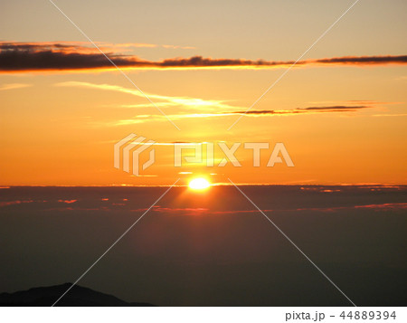 富士山頂から望む日の出 44889394