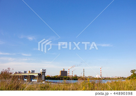 八代市の球磨川河川敷　八代の製紙工場の煙突 44890398