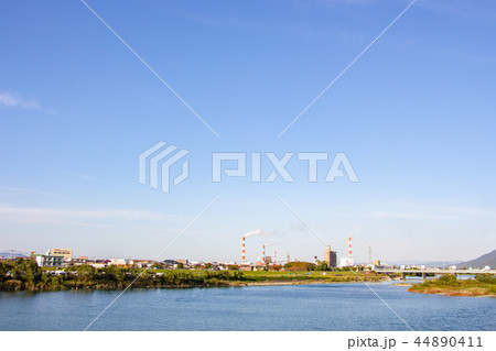 八代市の球磨川河川敷　八代の製紙工場の煙突 44890411