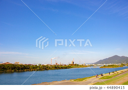 八代市の球磨川河川敷　八代の製紙工場の煙突 44890415