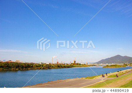 八代市の球磨川河川敷　八代の製紙工場の煙突 44890419