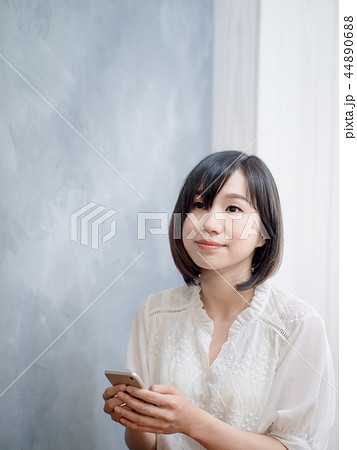 カフェ 女性 44890688
