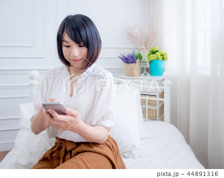 スマホを使う女性 44891316