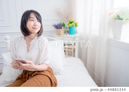 スマホを使う女性 スマホを使う女性 44891334