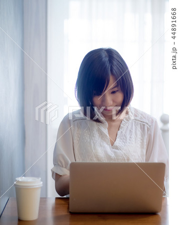 パソコン 女性 パソコン 女性 44891668