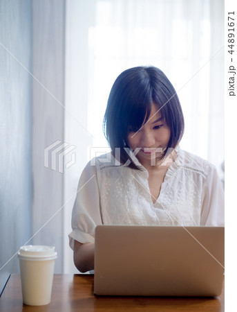 パソコン 女性 パソコン 女性 44891671