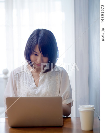 パソコン 女性 パソコン 女性 44891672