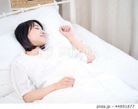 眠る女性 44891877