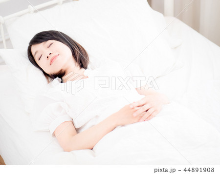 眠る女性 44891908