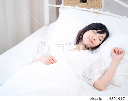 眠る女性 44891917