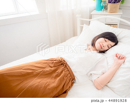 眠る女性 眠る女性 44891928