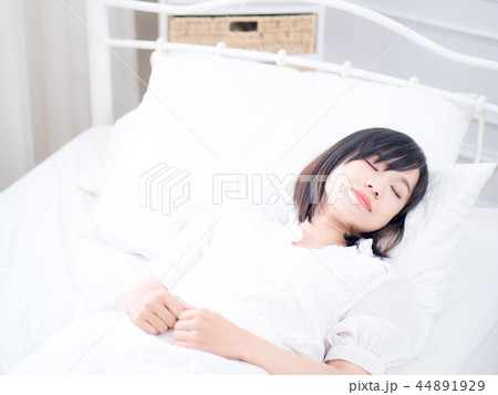 眠る女性 44891929