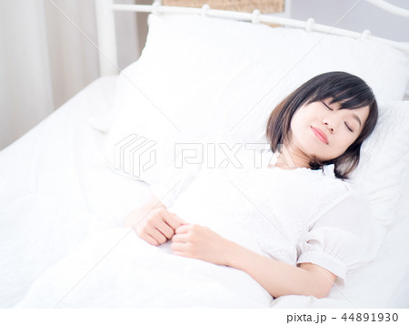 眠る女性 眠る女性 44891930
