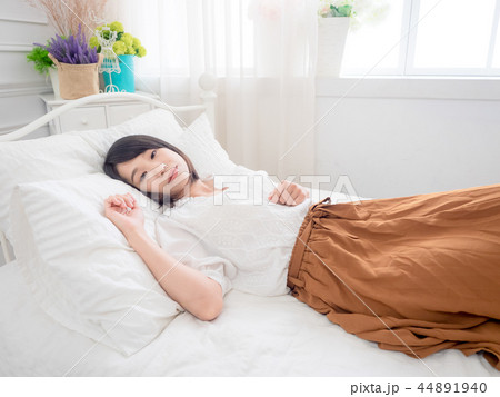 眠る女性 44891940