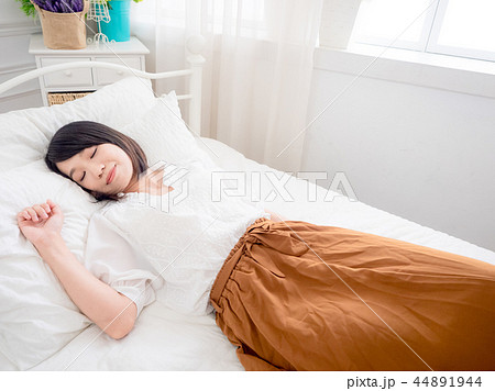 眠る女性 44891944