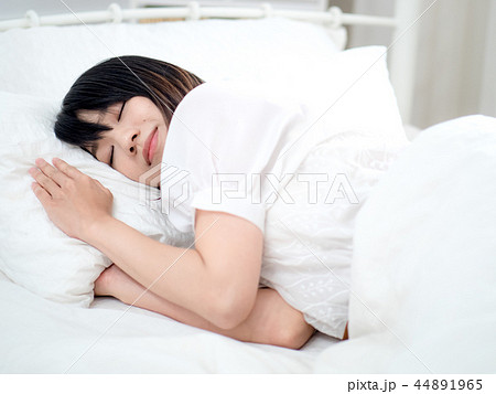 眠る女性 眠る女性 44891965