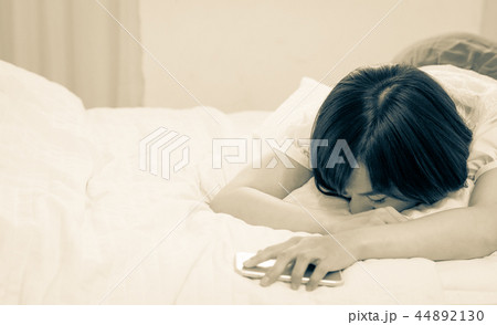 ベッドで眠る若い女性 44892130