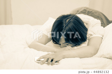 ベッドで眠る若い女性 ベッドで眠る若い女性 44892132