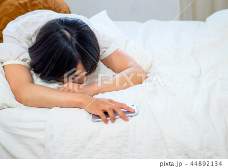 ベッドで眠る若い女性 ベッドで眠る若い女性 44892134