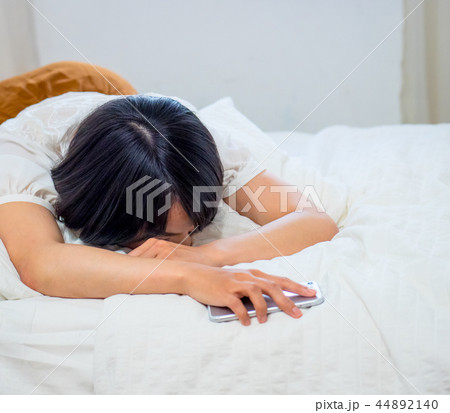ベッドで眠る若い女性 ベッドで眠る若い女性 44892140